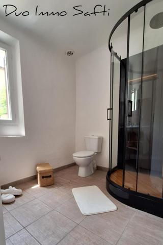 Maison rénovée - 3 chambres - jardinet, terrasse et parkings