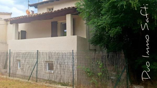 Maison rénovée - 3 chambres - jardinet, terrasse et parkings
