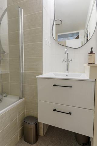 CHARMANT T3 rénové, dernier étage - balcon, cave et parking - RENNES Clémenceau