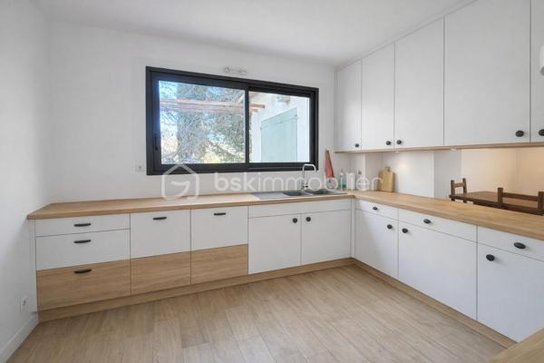 GAREOULT: MAISON DE PLAIN-PIED DE 90 M2
Située dans un cadre campagne recherché sur la commune de Garéoult, cette maison de plain-pied des années 80 offre un fort potentiel.
 Implantée sur un terrain plat et arboré d’environ 1 650 m², elle bénéficie d’un environnement calme tout en étant à proximité immédiate des commerces et du centre du village.

D’une surface d’environ 90 m² habitables, elle se compose de :
 Une entrée avec placard et WC indépendant
 Un salon-séjour avec cheminée, ouvrant directement sur une terrasse et le jardin
 Une cuisine indépendante
 Un coin nuit avec 2 chambres et une salle d’eau
 Un grand garage attenant
 Une buanderie

 Des travaux sont à prévoir : remise au goût du jour, modernisation générale de l’intérieur et terrain à paysager. 
Un projet idéal pour les amateurs de rénovation ou les investisseurs souhaitant valoriser un bien dans un secteur recherché.
EN ANNONCE, PRESENTATION DE PHOTOS AVANT/APRES POUR VOUS AIDER A VOUS PROJETER.

Le terrain, plat et piscinable, permet d’imaginer de beaux aménagements extérieurs (jardin, terrasse, piscine...).

 Les atouts :
Belle superficie de terrain (env. 1 650 m²)
Environnement campagne calme
Proche commerces et services
Maison à fort potentiel
Garage et buanderie

À découvrir rapidement – Maison à fort potentiel après travaux !