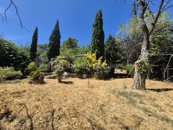 GAREOULT: MAISON DE PLAIN-PIED DE 90 M2
Située dans un cadre campagne recherché sur la commune de Garéoult, cette maison de plain-pied des années 80 offre un fort potentiel.
 Implantée sur un terrain plat et arboré d’environ 1 650 m², elle bénéficie d’un environnement calme tout en étant à proximité immédiate des commerces et du centre du village.

D’une surface d’environ 90 m² habitables, elle se compose de :
 Une entrée avec placard et WC indépendant
 Un salon-séjour avec cheminée, ouvrant directement sur une terrasse et le jardin
 Une cuisine indépendante
 Un coin nuit avec 2 chambres et une salle d’eau
 Un grand garage attenant
 Une buanderie

 Des travaux sont à prévoir : remise au goût du jour, modernisation générale de l’intérieur et terrain à paysager. 
Un projet idéal pour les amateurs de rénovation ou les investisseurs souhaitant valoriser un bien dans un secteur recherché.
EN ANNONCE, PRESENTATION DE PHOTOS AVANT/APRES POUR VOUS AIDER A VOUS PROJETER.

Le terrain, plat et piscinable, permet d’imaginer de beaux aménagements extérieurs (jardin, terrasse, piscine...).

 Les atouts :
Belle superficie de terrain (env. 1 650 m²)
Environnement campagne calme
Proche commerces et services
Maison à fort potentiel
Garage et buanderie

À découvrir rapidement – Maison à fort potentiel après travaux !