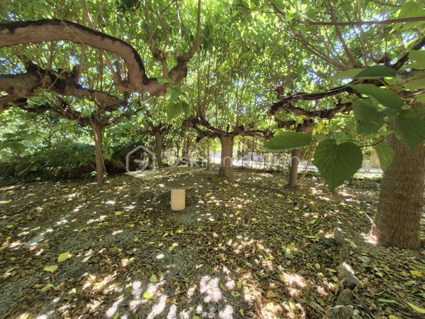 GAREOULT: MAISON DE PLAIN-PIED DE 90 M2
Située dans un cadre campagne recherché sur la commune de Garéoult, cette maison de plain-pied des années 80 offre un fort potentiel.
 Implantée sur un terrain plat et arboré d’environ 1 650 m², elle bénéficie d’un environnement calme tout en étant à proximité immédiate des commerces et du centre du village.

D’une surface d’environ 90 m² habitables, elle se compose de :
 Une entrée avec placard et WC indépendant
 Un salon-séjour avec cheminée, ouvrant directement sur une terrasse et le jardin
 Une cuisine indépendante
 Un coin nuit avec 2 chambres et une salle d’eau
 Un grand garage attenant
 Une buanderie

 Des travaux sont à prévoir : remise au goût du jour, modernisation générale de l’intérieur et terrain à paysager. 
Un projet idéal pour les amateurs de rénovation ou les investisseurs souhaitant valoriser un bien dans un secteur recherché.
EN ANNONCE, PRESENTATION DE PHOTOS AVANT/APRES POUR VOUS AIDER A VOUS PROJETER.

Le terrain, plat et piscinable, permet d’imaginer de beaux aménagements extérieurs (jardin, terrasse, piscine...).

 Les atouts :
Belle superficie de terrain (env. 1 650 m²)
Environnement campagne calme
Proche commerces et services
Maison à fort potentiel
Garage et buanderie

À découvrir rapidement – Maison à fort potentiel après travaux !