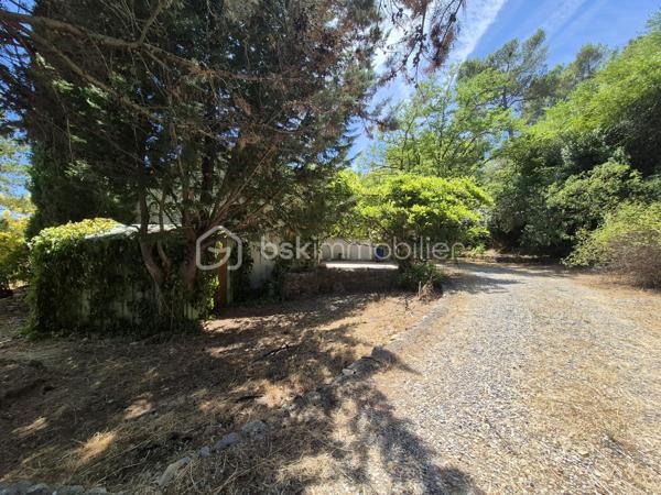 GAREOULT: MAISON DE PLAIN-PIED DE 90 M2
Située dans un cadre campagne recherché sur la commune de Garéoult, cette maison de plain-pied des années 80 offre un fort potentiel.
 Implantée sur un terrain plat et arboré d’environ 1 650 m², elle bénéficie d’un environnement calme tout en étant à proximité immédiate des commerces et du centre du village.

D’une surface d’environ 90 m² habitables, elle se compose de :
 Une entrée avec placard et WC indépendant
 Un salon-séjour avec cheminée, ouvrant directement sur une terrasse et le jardin
 Une cuisine indépendante
 Un coin nuit avec 2 chambres et une salle d’eau
 Un grand garage attenant
 Une buanderie

 Des travaux sont à prévoir : remise au goût du jour, modernisation générale de l’intérieur et terrain à paysager. 
Un projet idéal pour les amateurs de rénovation ou les investisseurs souhaitant valoriser un bien dans un secteur recherché.
EN ANNONCE, PRESENTATION DE PHOTOS AVANT/APRES POUR VOUS AIDER A VOUS PROJETER.

Le terrain, plat et piscinable, permet d’imaginer de beaux aménagements extérieurs (jardin, terrasse, piscine...).

 Les atouts :
Belle superficie de terrain (env. 1 650 m²)
Environnement campagne calme
Proche commerces et services
Maison à fort potentiel
Garage et buanderie

À découvrir rapidement – Maison à fort potentiel après travaux !