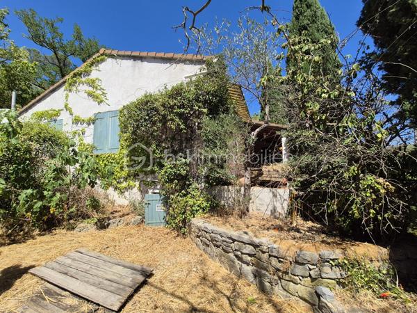 GAREOULT: MAISON DE PLAIN-PIED DE 90 M2
Située dans un cadre campagne recherché sur la commune de Garéoult, cette maison de plain-pied des années 80 offre un fort potentiel.
 Implantée sur un terrain plat et arboré d’environ 1 650 m², elle bénéficie d’un environnement calme tout en étant à proximité immédiate des commerces et du centre du village.

D’une surface d’environ 90 m² habitables, elle se compose de :
 Une entrée avec placard et WC indépendant
 Un salon-séjour avec cheminée, ouvrant directement sur une terrasse et le jardin
 Une cuisine indépendante
 Un coin nuit avec 2 chambres et une salle d’eau
 Un grand garage attenant
 Une buanderie

 Des travaux sont à prévoir : remise au goût du jour, modernisation générale de l’intérieur et terrain à paysager. 
Un projet idéal pour les amateurs de rénovation ou les investisseurs souhaitant valoriser un bien dans un secteur recherché.
EN ANNONCE, PRESENTATION DE PHOTOS AVANT/APRES POUR VOUS AIDER A VOUS PROJETER.

Le terrain, plat et piscinable, permet d’imaginer de beaux aménagements extérieurs (jardin, terrasse, piscine...).

 Les atouts :
Belle superficie de terrain (env. 1 650 m²)
Environnement campagne calme
Proche commerces et services
Maison à fort potentiel
Garage et buanderie

À découvrir rapidement – Maison à fort potentiel après travaux !
