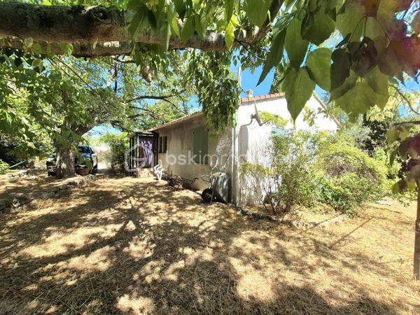 GAREOULT: MAISON DE PLAIN-PIED DE 90 M2
Située dans un cadre campagne recherché sur la commune de Garéoult, cette maison de plain-pied des années 80 offre un fort potentiel.
 Implantée sur un terrain plat et arboré d’environ 1 650 m², elle bénéficie d’un environnement calme tout en étant à proximité immédiate des commerces et du centre du village.

D’une surface d’environ 90 m² habitables, elle se compose de :
 Une entrée avec placard et WC indépendant
 Un salon-séjour avec cheminée, ouvrant directement sur une terrasse et le jardin
 Une cuisine indépendante
 Un coin nuit avec 2 chambres et une salle d’eau
 Un grand garage attenant
 Une buanderie

 Des travaux sont à prévoir : remise au goût du jour, modernisation générale de l’intérieur et terrain à paysager. 
Un projet idéal pour les amateurs de rénovation ou les investisseurs souhaitant valoriser un bien dans un secteur recherché.
EN ANNONCE, PRESENTATION DE PHOTOS AVANT/APRES POUR VOUS AIDER A VOUS PROJETER.

Le terrain, plat et piscinable, permet d’imaginer de beaux aménagements extérieurs (jardin, terrasse, piscine...).

 Les atouts :
Belle superficie de terrain (env. 1 650 m²)
Environnement campagne calme
Proche commerces et services
Maison à fort potentiel
Garage et buanderie

À découvrir rapidement – Maison à fort potentiel après travaux !