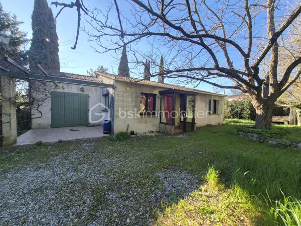 GAREOULT: MAISON DE PLAIN-PIED DE 90 M2
Située dans un cadre campagne recherché sur la commune de Garéoult, cette maison de plain-pied des années 80 offre un fort potentiel.
 Implantée sur un terrain plat et arboré d’environ 1 650 m², elle bénéficie d’un environnement calme tout en étant à proximité immédiate des commerces et du centre du village.

D’une surface d’environ 90 m² habitables, elle se compose de :
 Une entrée avec placard et WC indépendant
 Un salon-séjour avec cheminée, ouvrant directement sur une terrasse et le jardin
 Une cuisine indépendante
 Un coin nuit avec 2 chambres et une salle d’eau
 Un grand garage attenant
 Une buanderie

 Des travaux sont à prévoir : remise au goût du jour, modernisation générale de l’intérieur et terrain à paysager. 
Un projet idéal pour les amateurs de rénovation ou les investisseurs souhaitant valoriser un bien dans un secteur recherché.
EN ANNONCE, PRESENTATION DE PHOTOS AVANT/APRES POUR VOUS AIDER A VOUS PROJETER.

Le terrain, plat et piscinable, permet d’imaginer de beaux aménagements extérieurs (jardin, terrasse, piscine...).

 Les atouts :
Belle superficie de terrain (env. 1 650 m²)
Environnement campagne calme
Proche commerces et services
Maison à fort potentiel
Garage et buanderie

À découvrir rapidement – Maison à fort potentiel après travaux !