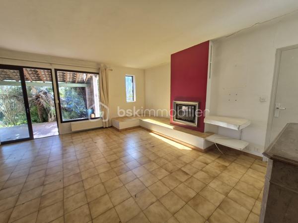 GAREOULT: MAISON DE PLAIN-PIED DE 90 M2
Située dans un cadre campagne recherché sur la commune de Garéoult, cette maison de plain-pied des années 80 offre un fort potentiel.
 Implantée sur un terrain plat et arboré d’environ 1 650 m², elle bénéficie d’un environnement calme tout en étant à proximité immédiate des commerces et du centre du village.

D’une surface d’environ 90 m² habitables, elle se compose de :
 Une entrée avec placard et WC indépendant
 Un salon-séjour avec cheminée, ouvrant directement sur une terrasse et le jardin
 Une cuisine indépendante
 Un coin nuit avec 2 chambres et une salle d’eau
 Un grand garage attenant
 Une buanderie

 Des travaux sont à prévoir : remise au goût du jour, modernisation générale de l’intérieur et terrain à paysager. 
Un projet idéal pour les amateurs de rénovation ou les investisseurs souhaitant valoriser un bien dans un secteur recherché.
EN ANNONCE, PRESENTATION DE PHOTOS AVANT/APRES POUR VOUS AIDER A VOUS PROJETER.

Le terrain, plat et piscinable, permet d’imaginer de beaux aménagements extérieurs (jardin, terrasse, piscine...).

 Les atouts :
Belle superficie de terrain (env. 1 650 m²)
Environnement campagne calme
Proche commerces et services
Maison à fort potentiel
Garage et buanderie

À découvrir rapidement – Maison à fort potentiel après travaux !
