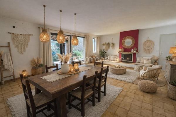 GAREOULT: MAISON DE PLAIN-PIED DE 90 M2
Située dans un cadre campagne recherché sur la commune de Garéoult, cette maison de plain-pied des années 80 offre un fort potentiel.
 Implantée sur un terrain plat et arboré d’environ 1 650 m², elle bénéficie d’un environnement calme tout en étant à proximité immédiate des commerces et du centre du village.

D’une surface d’environ 90 m² habitables, elle se compose de :
 Une entrée avec placard et WC indépendant
 Un salon-séjour avec cheminée, ouvrant directement sur une terrasse et le jardin
 Une cuisine indépendante
 Un coin nuit avec 2 chambres et une salle d’eau
 Un grand garage attenant
 Une buanderie

 Des travaux sont à prévoir : remise au goût du jour, modernisation générale de l’intérieur et terrain à paysager. 
Un projet idéal pour les amateurs de rénovation ou les investisseurs souhaitant valoriser un bien dans un secteur recherché.
EN ANNONCE, PRESENTATION DE PHOTOS AVANT/APRES POUR VOUS AIDER A VOUS PROJETER.

Le terrain, plat et piscinable, permet d’imaginer de beaux aménagements extérieurs (jardin, terrasse, piscine...).

 Les atouts :
Belle superficie de terrain (env. 1 650 m²)
Environnement campagne calme
Proche commerces et services
Maison à fort potentiel
Garage et buanderie

À découvrir rapidement – Maison à fort potentiel après travaux !