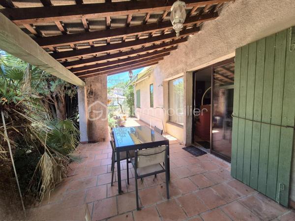 GAREOULT: MAISON DE PLAIN-PIED DE 90 M2
Située dans un cadre campagne recherché sur la commune de Garéoult, cette maison de plain-pied des années 80 offre un fort potentiel.
 Implantée sur un terrain plat et arboré d’environ 1 650 m², elle bénéficie d’un environnement calme tout en étant à proximité immédiate des commerces et du centre du village.

D’une surface d’environ 90 m² habitables, elle se compose de :
 Une entrée avec placard et WC indépendant
 Un salon-séjour avec cheminée, ouvrant directement sur une terrasse et le jardin
 Une cuisine indépendante
 Un coin nuit avec 2 chambres et une salle d’eau
 Un grand garage attenant
 Une buanderie

 Des travaux sont à prévoir : remise au goût du jour, modernisation générale de l’intérieur et terrain à paysager. 
Un projet idéal pour les amateurs de rénovation ou les investisseurs souhaitant valoriser un bien dans un secteur recherché.
EN ANNONCE, PRESENTATION DE PHOTOS AVANT/APRES POUR VOUS AIDER A VOUS PROJETER.

Le terrain, plat et piscinable, permet d’imaginer de beaux aménagements extérieurs (jardin, terrasse, piscine...).

 Les atouts :
Belle superficie de terrain (env. 1 650 m²)
Environnement campagne calme
Proche commerces et services
Maison à fort potentiel
Garage et buanderie

À découvrir rapidement – Maison à fort potentiel après travaux !