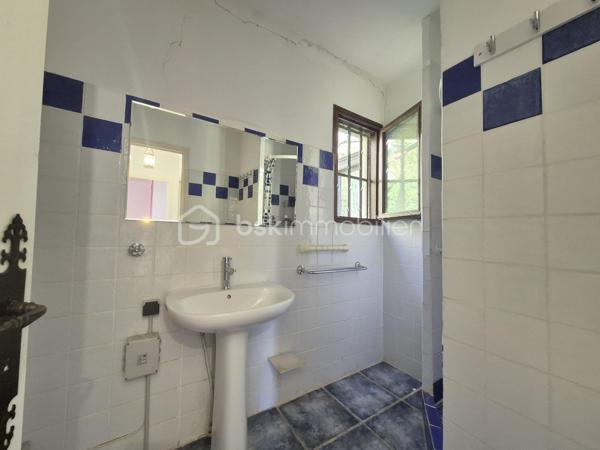 GAREOULT: MAISON DE PLAIN-PIED DE 90 M2
Située dans un cadre campagne recherché sur la commune de Garéoult, cette maison de plain-pied des années 80 offre un fort potentiel.
 Implantée sur un terrain plat et arboré d’environ 1 650 m², elle bénéficie d’un environnement calme tout en étant à proximité immédiate des commerces et du centre du village.

D’une surface d’environ 90 m² habitables, elle se compose de :
 Une entrée avec placard et WC indépendant
 Un salon-séjour avec cheminée, ouvrant directement sur une terrasse et le jardin
 Une cuisine indépendante
 Un coin nuit avec 2 chambres et une salle d’eau
 Un grand garage attenant
 Une buanderie

 Des travaux sont à prévoir : remise au goût du jour, modernisation générale de l’intérieur et terrain à paysager. 
Un projet idéal pour les amateurs de rénovation ou les investisseurs souhaitant valoriser un bien dans un secteur recherché.
EN ANNONCE, PRESENTATION DE PHOTOS AVANT/APRES POUR VOUS AIDER A VOUS PROJETER.

Le terrain, plat et piscinable, permet d’imaginer de beaux aménagements extérieurs (jardin, terrasse, piscine...).

 Les atouts :
Belle superficie de terrain (env. 1 650 m²)
Environnement campagne calme
Proche commerces et services
Maison à fort potentiel
Garage et buanderie

À découvrir rapidement – Maison à fort potentiel après travaux !