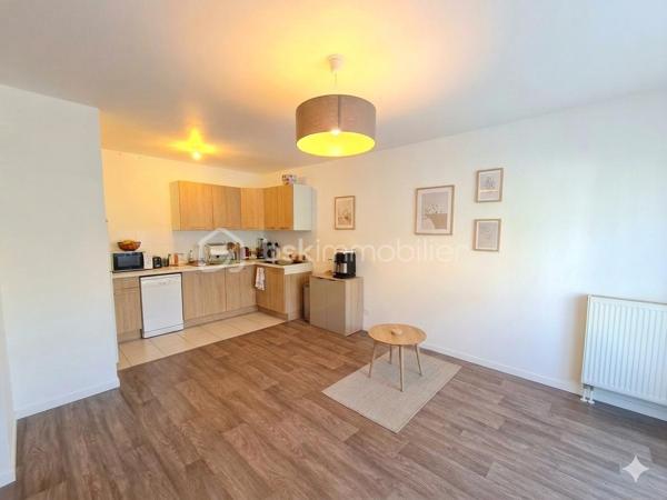 Idéalement situé au cœur d’un quartier résidentiel calme, découvrez ce magnifique appartement de 2 pièces comme neuf. Alliant modernité, confort et sécurité, ce bien offre un cadre de vie verdoyant exceptionnel tout en restant à proximité immédiate des commodités et des transports.

L'espace de vie
Une entrée accueillante : Fonctionnelle et optimisée avec des rangements intégrés.

Un séjour baignée de soleil, avec cuisine ouverte, moderne et conviviale.

L'extérieur : Le séjour et la chambre s'ouvrent directement sur une terrasse prolongée par un joli jardin clos de 45 m², un véritable havre de paix pour vos moments de détente.

Le coin nuit : Une chambre spacieuse avec accès direct à l'extérieur, complétée par une vaste salle de bains fonctionnelle.

Les points forts de ce bien
- Appartement et copropriété parfaitement entretenu. Aucun travaux à prévoir (appartement sous décennale)
- Prestations de standing : Résidence moderne, sécurisée et entièrement aux normes PMR (Personnes à Mobilité Réduite).
- Stationnement inclus : Une place de parking privative et sécurisée en sous-sol.

L'avis du professionnel : Un bien parfait pour un premier achat coup de cœur ou un investissement locatif serein et de qualité (15mn du Parc Disneyland).

Ce bien correspond à vos attentes ? Ne laissez pas passer cette opportunité. Contactez-moi pour organiser une visite !