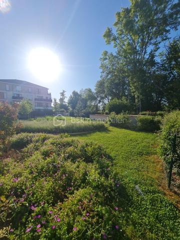 Idéalement situé au cœur d’un quartier résidentiel calme, découvrez ce magnifique appartement de 2 pièces comme neuf. Alliant modernité, confort et sécurité, ce bien offre un cadre de vie verdoyant exceptionnel tout en restant à proximité immédiate des commodités et des transports.

L'espace de vie
Une entrée accueillante : Fonctionnelle et optimisée avec des rangements intégrés.

Un séjour baignée de soleil, avec cuisine ouverte, moderne et conviviale.

L'extérieur : Le séjour et la chambre s'ouvrent directement sur une terrasse prolongée par un joli jardin clos de 45 m², un véritable havre de paix pour vos moments de détente.

Le coin nuit : Une chambre spacieuse avec accès direct à l'extérieur, complétée par une vaste salle de bains fonctionnelle.

Les points forts de ce bien
- Appartement et copropriété parfaitement entretenu. Aucun travaux à prévoir (appartement sous décennale)
- Prestations de standing : Résidence moderne, sécurisée et entièrement aux normes PMR (Personnes à Mobilité Réduite).
- Stationnement inclus : Une place de parking privative et sécurisée en sous-sol.

L'avis du professionnel : Un bien parfait pour un premier achat coup de cœur ou un investissement locatif serein et de qualité (15mn du Parc Disneyland).

Ce bien correspond à vos attentes ? Ne laissez pas passer cette opportunité. Contactez-moi pour organiser une visite !