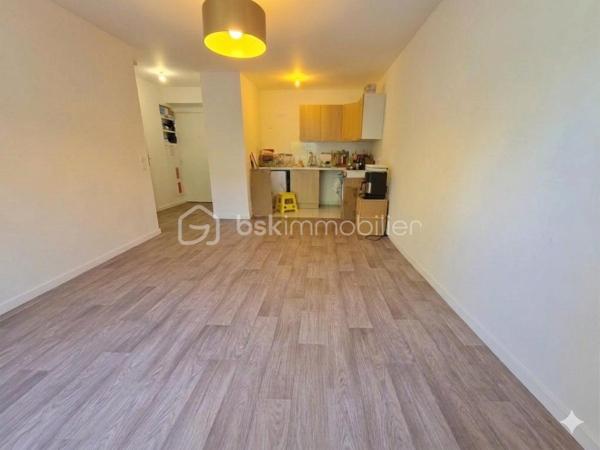 Idéalement situé au cœur d’un quartier résidentiel calme, découvrez ce magnifique appartement de 2 pièces comme neuf. Alliant modernité, confort et sécurité, ce bien offre un cadre de vie verdoyant exceptionnel tout en restant à proximité immédiate des commodités et des transports.

L'espace de vie
Une entrée accueillante : Fonctionnelle et optimisée avec des rangements intégrés.

Un séjour baignée de soleil, avec cuisine ouverte, moderne et conviviale.

L'extérieur : Le séjour et la chambre s'ouvrent directement sur une terrasse prolongée par un joli jardin clos de 45 m², un véritable havre de paix pour vos moments de détente.

Le coin nuit : Une chambre spacieuse avec accès direct à l'extérieur, complétée par une vaste salle de bains fonctionnelle.

Les points forts de ce bien
- Appartement et copropriété parfaitement entretenu. Aucun travaux à prévoir (appartement sous décennale)
- Prestations de standing : Résidence moderne, sécurisée et entièrement aux normes PMR (Personnes à Mobilité Réduite).
- Stationnement inclus : Une place de parking privative et sécurisée en sous-sol.

L'avis du professionnel : Un bien parfait pour un premier achat coup de cœur ou un investissement locatif serein et de qualité (15mn du Parc Disneyland).

Ce bien correspond à vos attentes ? Ne laissez pas passer cette opportunité. Contactez-moi pour organiser une visite !
