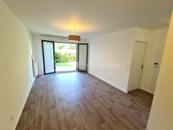 Idéalement situé au cœur d’un quartier résidentiel calme, découvrez ce magnifique appartement de 2 pièces comme neuf. Alliant modernité, confort et sécurité, ce bien offre un cadre de vie verdoyant exceptionnel tout en restant à proximité immédiate des commodités et des transports.

L'espace de vie
Une entrée accueillante : Fonctionnelle et optimisée avec des rangements intégrés.

Un séjour baignée de soleil, avec cuisine ouverte, moderne et conviviale.

L'extérieur : Le séjour et la chambre s'ouvrent directement sur une terrasse prolongée par un joli jardin clos de 45 m², un véritable havre de paix pour vos moments de détente.

Le coin nuit : Une chambre spacieuse avec accès direct à l'extérieur, complétée par une vaste salle de bains fonctionnelle.

Les points forts de ce bien
- Appartement et copropriété parfaitement entretenu. Aucun travaux à prévoir (appartement sous décennale)
- Prestations de standing : Résidence moderne, sécurisée et entièrement aux normes PMR (Personnes à Mobilité Réduite).
- Stationnement inclus : Une place de parking privative et sécurisée en sous-sol.

L'avis du professionnel : Un bien parfait pour un premier achat coup de cœur ou un investissement locatif serein et de qualité (15mn du Parc Disneyland).

Ce bien correspond à vos attentes ? Ne laissez pas passer cette opportunité. Contactez-moi pour organiser une visite !