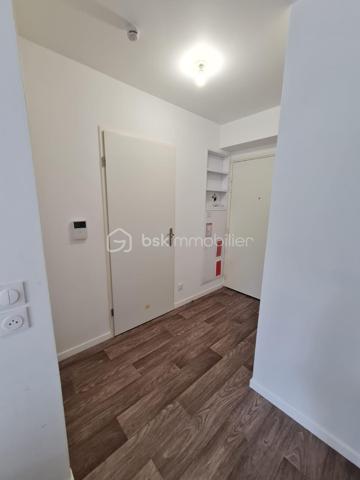 Idéalement situé au cœur d’un quartier résidentiel calme, découvrez ce magnifique appartement de 2 pièces comme neuf. Alliant modernité, confort et sécurité, ce bien offre un cadre de vie verdoyant exceptionnel tout en restant à proximité immédiate des commodités et des transports.

L'espace de vie
Une entrée accueillante : Fonctionnelle et optimisée avec des rangements intégrés.

Un séjour baignée de soleil, avec cuisine ouverte, moderne et conviviale.

L'extérieur : Le séjour et la chambre s'ouvrent directement sur une terrasse prolongée par un joli jardin clos de 45 m², un véritable havre de paix pour vos moments de détente.

Le coin nuit : Une chambre spacieuse avec accès direct à l'extérieur, complétée par une vaste salle de bains fonctionnelle.

Les points forts de ce bien
- Appartement et copropriété parfaitement entretenu. Aucun travaux à prévoir (appartement sous décennale)
- Prestations de standing : Résidence moderne, sécurisée et entièrement aux normes PMR (Personnes à Mobilité Réduite).
- Stationnement inclus : Une place de parking privative et sécurisée en sous-sol.

L'avis du professionnel : Un bien parfait pour un premier achat coup de cœur ou un investissement locatif serein et de qualité (15mn du Parc Disneyland).

Ce bien correspond à vos attentes ? Ne laissez pas passer cette opportunité. Contactez-moi pour organiser une visite !