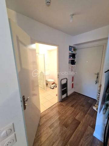 Idéalement situé au cœur d’un quartier résidentiel calme, découvrez ce magnifique appartement de 2 pièces comme neuf. Alliant modernité, confort et sécurité, ce bien offre un cadre de vie verdoyant exceptionnel tout en restant à proximité immédiate des commodités et des transports.

L'espace de vie
Une entrée accueillante : Fonctionnelle et optimisée avec des rangements intégrés.

Un séjour baignée de soleil, avec cuisine ouverte, moderne et conviviale.

L'extérieur : Le séjour et la chambre s'ouvrent directement sur une terrasse prolongée par un joli jardin clos de 45 m², un véritable havre de paix pour vos moments de détente.

Le coin nuit : Une chambre spacieuse avec accès direct à l'extérieur, complétée par une vaste salle de bains fonctionnelle.

Les points forts de ce bien
- Appartement et copropriété parfaitement entretenu. Aucun travaux à prévoir (appartement sous décennale)
- Prestations de standing : Résidence moderne, sécurisée et entièrement aux normes PMR (Personnes à Mobilité Réduite).
- Stationnement inclus : Une place de parking privative et sécurisée en sous-sol.

L'avis du professionnel : Un bien parfait pour un premier achat coup de cœur ou un investissement locatif serein et de qualité (15mn du Parc Disneyland).

Ce bien correspond à vos attentes ? Ne laissez pas passer cette opportunité. Contactez-moi pour organiser une visite !