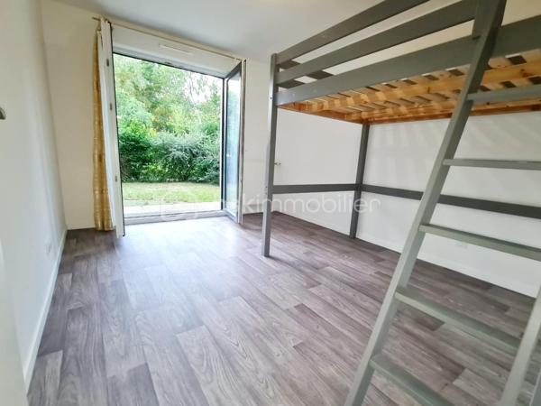 Idéalement situé au cœur d’un quartier résidentiel calme, découvrez ce magnifique appartement de 2 pièces comme neuf. Alliant modernité, confort et sécurité, ce bien offre un cadre de vie verdoyant exceptionnel tout en restant à proximité immédiate des commodités et des transports.

L'espace de vie
Une entrée accueillante : Fonctionnelle et optimisée avec des rangements intégrés.

Un séjour baignée de soleil, avec cuisine ouverte, moderne et conviviale.

L'extérieur : Le séjour et la chambre s'ouvrent directement sur une terrasse prolongée par un joli jardin clos de 45 m², un véritable havre de paix pour vos moments de détente.

Le coin nuit : Une chambre spacieuse avec accès direct à l'extérieur, complétée par une vaste salle de bains fonctionnelle.

Les points forts de ce bien
- Appartement et copropriété parfaitement entretenu. Aucun travaux à prévoir (appartement sous décennale)
- Prestations de standing : Résidence moderne, sécurisée et entièrement aux normes PMR (Personnes à Mobilité Réduite).
- Stationnement inclus : Une place de parking privative et sécurisée en sous-sol.

L'avis du professionnel : Un bien parfait pour un premier achat coup de cœur ou un investissement locatif serein et de qualité (15mn du Parc Disneyland).

Ce bien correspond à vos attentes ? Ne laissez pas passer cette opportunité. Contactez-moi pour organiser une visite !