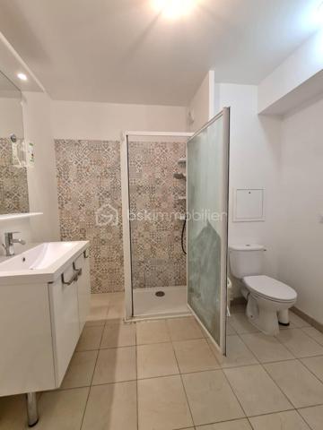 Idéalement situé au cœur d’un quartier résidentiel calme, découvrez ce magnifique appartement de 2 pièces comme neuf. Alliant modernité, confort et sécurité, ce bien offre un cadre de vie verdoyant exceptionnel tout en restant à proximité immédiate des commodités et des transports.

L'espace de vie
Une entrée accueillante : Fonctionnelle et optimisée avec des rangements intégrés.

Un séjour baignée de soleil, avec cuisine ouverte, moderne et conviviale.

L'extérieur : Le séjour et la chambre s'ouvrent directement sur une terrasse prolongée par un joli jardin clos de 45 m², un véritable havre de paix pour vos moments de détente.

Le coin nuit : Une chambre spacieuse avec accès direct à l'extérieur, complétée par une vaste salle de bains fonctionnelle.

Les points forts de ce bien
- Appartement et copropriété parfaitement entretenu. Aucun travaux à prévoir (appartement sous décennale)
- Prestations de standing : Résidence moderne, sécurisée et entièrement aux normes PMR (Personnes à Mobilité Réduite).
- Stationnement inclus : Une place de parking privative et sécurisée en sous-sol.

L'avis du professionnel : Un bien parfait pour un premier achat coup de cœur ou un investissement locatif serein et de qualité (15mn du Parc Disneyland).

Ce bien correspond à vos attentes ? Ne laissez pas passer cette opportunité. Contactez-moi pour organiser une visite !
