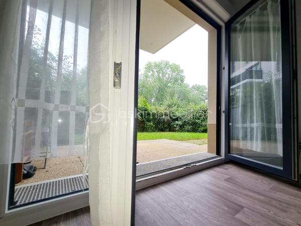 Idéalement situé au cœur d’un quartier résidentiel calme, découvrez ce magnifique appartement de 2 pièces comme neuf. Alliant modernité, confort et sécurité, ce bien offre un cadre de vie verdoyant exceptionnel tout en restant à proximité immédiate des commodités et des transports.

L'espace de vie
Une entrée accueillante : Fonctionnelle et optimisée avec des rangements intégrés.

Un séjour baignée de soleil, avec cuisine ouverte, moderne et conviviale.

L'extérieur : Le séjour et la chambre s'ouvrent directement sur une terrasse prolongée par un joli jardin clos de 45 m², un véritable havre de paix pour vos moments de détente.

Le coin nuit : Une chambre spacieuse avec accès direct à l'extérieur, complétée par une vaste salle de bains fonctionnelle.

Les points forts de ce bien
- Appartement et copropriété parfaitement entretenu. Aucun travaux à prévoir (appartement sous décennale)
- Prestations de standing : Résidence moderne, sécurisée et entièrement aux normes PMR (Personnes à Mobilité Réduite).
- Stationnement inclus : Une place de parking privative et sécurisée en sous-sol.

L'avis du professionnel : Un bien parfait pour un premier achat coup de cœur ou un investissement locatif serein et de qualité (15mn du Parc Disneyland).

Ce bien correspond à vos attentes ? Ne laissez pas passer cette opportunité. Contactez-moi pour organiser une visite !