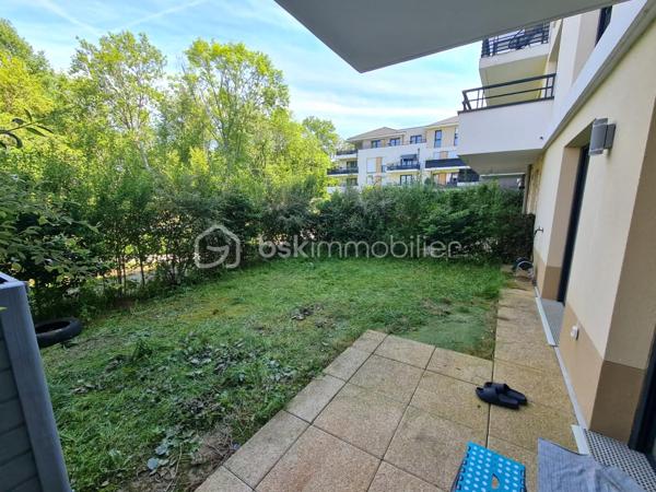 Idéalement situé au cœur d’un quartier résidentiel calme, découvrez ce magnifique appartement de 2 pièces comme neuf. Alliant modernité, confort et sécurité, ce bien offre un cadre de vie verdoyant exceptionnel tout en restant à proximité immédiate des commodités et des transports.

L'espace de vie
Une entrée accueillante : Fonctionnelle et optimisée avec des rangements intégrés.

Un séjour baignée de soleil, avec cuisine ouverte, moderne et conviviale.

L'extérieur : Le séjour et la chambre s'ouvrent directement sur une terrasse prolongée par un joli jardin clos de 45 m², un véritable havre de paix pour vos moments de détente.

Le coin nuit : Une chambre spacieuse avec accès direct à l'extérieur, complétée par une vaste salle de bains fonctionnelle.

Les points forts de ce bien
- Appartement et copropriété parfaitement entretenu. Aucun travaux à prévoir (appartement sous décennale)
- Prestations de standing : Résidence moderne, sécurisée et entièrement aux normes PMR (Personnes à Mobilité Réduite).
- Stationnement inclus : Une place de parking privative et sécurisée en sous-sol.

L'avis du professionnel : Un bien parfait pour un premier achat coup de cœur ou un investissement locatif serein et de qualité (15mn du Parc Disneyland).

Ce bien correspond à vos attentes ? Ne laissez pas passer cette opportunité. Contactez-moi pour organiser une visite !