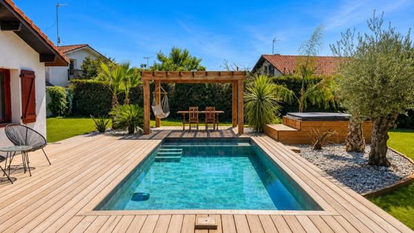 Maison 3 chambres, rénovée, de plain-pied avec piscine chauffée et jacuzzi