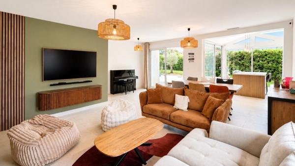 Maison 3 chambres, rénovée, de plain-pied avec piscine chauffée et jacuzzi