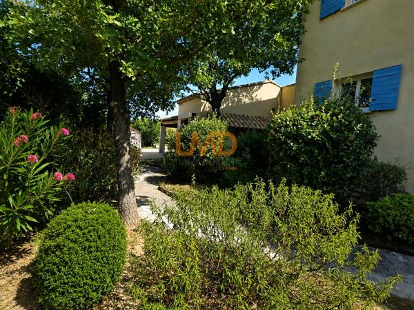 Belle propriété familiale avec piscine et vue sur le Luberon