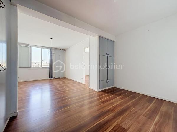 Idéalement situé au 2ᵉ étage, découvrez cet appartement lumineux offrant un cadre de vie pratique et agréable, avec toutes les commodités et commerces au pied de l'immeuble.
Grande entrée qui vous donne la possibilité de meubler (rangement et console par exemple) 
Elle mène à un séjour/salon (d'environ 20 m²) qui vous offre une vue dégagée sur la place du marché.
L'espace se prolonge vers une cuisine séparée, une salle d'eau avec douche, un wc indépendant et 2 chambres confortables.
Je vous propose, via l'IA, une projection d'aménagements des pièces actuellement vides.