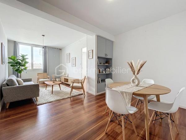 Idéalement situé au 2ᵉ étage, découvrez cet appartement lumineux offrant un cadre de vie pratique et agréable, avec toutes les commodités et commerces au pied de l'immeuble.
Grande entrée qui vous donne la possibilité de meubler (rangement et console par exemple) 
Elle mène à un séjour/salon (d'environ 20 m²) qui vous offre une vue dégagée sur la place du marché.
L'espace se prolonge vers une cuisine séparée, une salle d'eau avec douche, un wc indépendant et 2 chambres confortables.
Je vous propose, via l'IA, une projection d'aménagements des pièces actuellement vides.