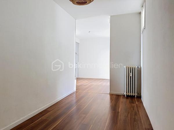 Idéalement situé au 2ᵉ étage, découvrez cet appartement lumineux offrant un cadre de vie pratique et agréable, avec toutes les commodités et commerces au pied de l'immeuble.
Grande entrée qui vous donne la possibilité de meubler (rangement et console par exemple) 
Elle mène à un séjour/salon (d'environ 20 m²) qui vous offre une vue dégagée sur la place du marché.
L'espace se prolonge vers une cuisine séparée, une salle d'eau avec douche, un wc indépendant et 2 chambres confortables.
Je vous propose, via l'IA, une projection d'aménagements des pièces actuellement vides.