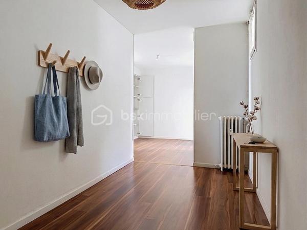 Idéalement situé au 2ᵉ étage, découvrez cet appartement lumineux offrant un cadre de vie pratique et agréable, avec toutes les commodités et commerces au pied de l'immeuble.
Grande entrée qui vous donne la possibilité de meubler (rangement et console par exemple) 
Elle mène à un séjour/salon (d'environ 20 m²) qui vous offre une vue dégagée sur la place du marché.
L'espace se prolonge vers une cuisine séparée, une salle d'eau avec douche, un wc indépendant et 2 chambres confortables.
Je vous propose, via l'IA, une projection d'aménagements des pièces actuellement vides.