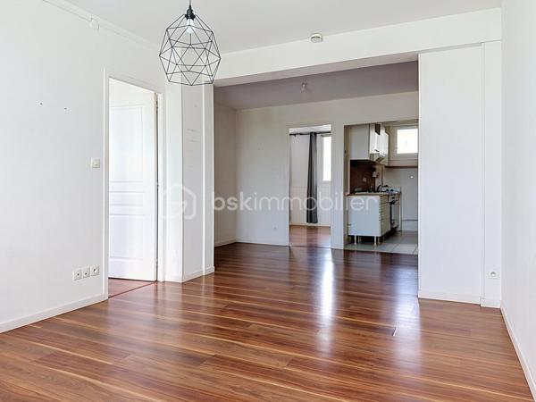 Idéalement situé au 2ᵉ étage, découvrez cet appartement lumineux offrant un cadre de vie pratique et agréable, avec toutes les commodités et commerces au pied de l'immeuble.
Grande entrée qui vous donne la possibilité de meubler (rangement et console par exemple) 
Elle mène à un séjour/salon (d'environ 20 m²) qui vous offre une vue dégagée sur la place du marché.
L'espace se prolonge vers une cuisine séparée, une salle d'eau avec douche, un wc indépendant et 2 chambres confortables.
Je vous propose, via l'IA, une projection d'aménagements des pièces actuellement vides.