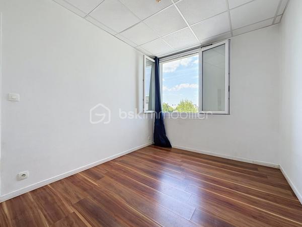 Idéalement situé au 2ᵉ étage, découvrez cet appartement lumineux offrant un cadre de vie pratique et agréable, avec toutes les commodités et commerces au pied de l'immeuble.
Grande entrée qui vous donne la possibilité de meubler (rangement et console par exemple) 
Elle mène à un séjour/salon (d'environ 20 m²) qui vous offre une vue dégagée sur la place du marché.
L'espace se prolonge vers une cuisine séparée, une salle d'eau avec douche, un wc indépendant et 2 chambres confortables.
Je vous propose, via l'IA, une projection d'aménagements des pièces actuellement vides.
