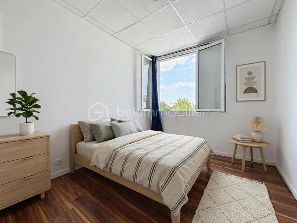 Idéalement situé au 2ᵉ étage, découvrez cet appartement lumineux offrant un cadre de vie pratique et agréable, avec toutes les commodités et commerces au pied de l'immeuble.
Grande entrée qui vous donne la possibilité de meubler (rangement et console par exemple) 
Elle mène à un séjour/salon (d'environ 20 m²) qui vous offre une vue dégagée sur la place du marché.
L'espace se prolonge vers une cuisine séparée, une salle d'eau avec douche, un wc indépendant et 2 chambres confortables.
Je vous propose, via l'IA, une projection d'aménagements des pièces actuellement vides.
