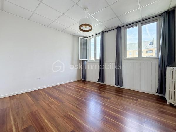 Idéalement situé au 2ᵉ étage, découvrez cet appartement lumineux offrant un cadre de vie pratique et agréable, avec toutes les commodités et commerces au pied de l'immeuble.
Grande entrée qui vous donne la possibilité de meubler (rangement et console par exemple) 
Elle mène à un séjour/salon (d'environ 20 m²) qui vous offre une vue dégagée sur la place du marché.
L'espace se prolonge vers une cuisine séparée, une salle d'eau avec douche, un wc indépendant et 2 chambres confortables.
Je vous propose, via l'IA, une projection d'aménagements des pièces actuellement vides.