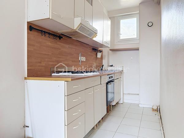 Idéalement situé au 2ᵉ étage, découvrez cet appartement lumineux offrant un cadre de vie pratique et agréable, avec toutes les commodités et commerces au pied de l'immeuble.
Grande entrée qui vous donne la possibilité de meubler (rangement et console par exemple) 
Elle mène à un séjour/salon (d'environ 20 m²) qui vous offre une vue dégagée sur la place du marché.
L'espace se prolonge vers une cuisine séparée, une salle d'eau avec douche, un wc indépendant et 2 chambres confortables.
Je vous propose, via l'IA, une projection d'aménagements des pièces actuellement vides.