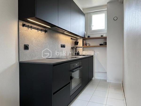 Idéalement situé au 2ᵉ étage, découvrez cet appartement lumineux offrant un cadre de vie pratique et agréable, avec toutes les commodités et commerces au pied de l'immeuble.
Grande entrée qui vous donne la possibilité de meubler (rangement et console par exemple) 
Elle mène à un séjour/salon (d'environ 20 m²) qui vous offre une vue dégagée sur la place du marché.
L'espace se prolonge vers une cuisine séparée, une salle d'eau avec douche, un wc indépendant et 2 chambres confortables.
Je vous propose, via l'IA, une projection d'aménagements des pièces actuellement vides.