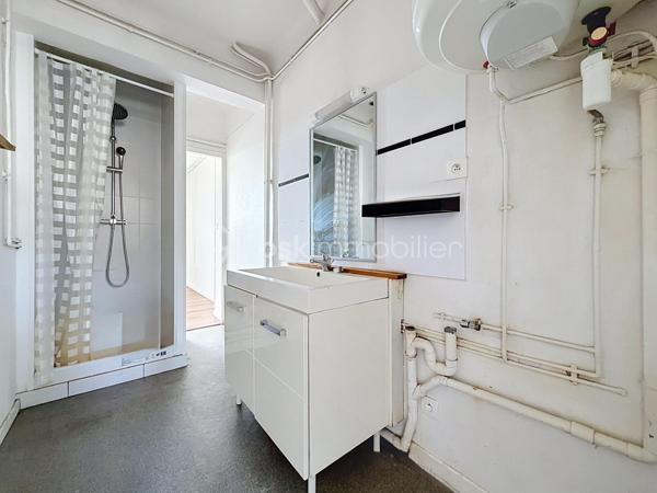 Idéalement situé au 2ᵉ étage, découvrez cet appartement lumineux offrant un cadre de vie pratique et agréable, avec toutes les commodités et commerces au pied de l'immeuble.
Grande entrée qui vous donne la possibilité de meubler (rangement et console par exemple) 
Elle mène à un séjour/salon (d'environ 20 m²) qui vous offre une vue dégagée sur la place du marché.
L'espace se prolonge vers une cuisine séparée, une salle d'eau avec douche, un wc indépendant et 2 chambres confortables.
Je vous propose, via l'IA, une projection d'aménagements des pièces actuellement vides.