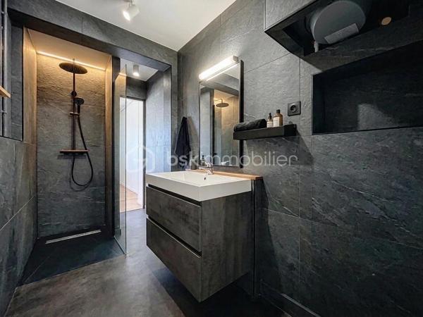 Idéalement situé au 2ᵉ étage, découvrez cet appartement lumineux offrant un cadre de vie pratique et agréable, avec toutes les commodités et commerces au pied de l'immeuble.
Grande entrée qui vous donne la possibilité de meubler (rangement et console par exemple) 
Elle mène à un séjour/salon (d'environ 20 m²) qui vous offre une vue dégagée sur la place du marché.
L'espace se prolonge vers une cuisine séparée, une salle d'eau avec douche, un wc indépendant et 2 chambres confortables.
Je vous propose, via l'IA, une projection d'aménagements des pièces actuellement vides.