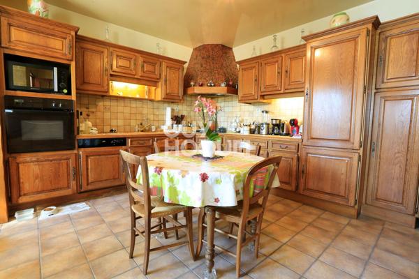 A Vendre, Maison ancienne de 138 m² habitables et grande dépendance.