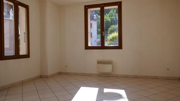 FAVERGES. APPRTEMENT 2 PIECES AVEC DEPENDANCE