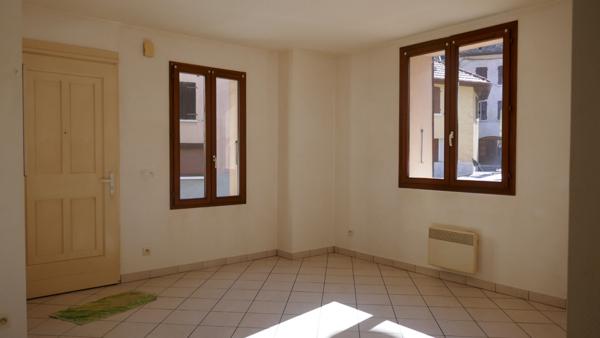 FAVERGES. APPRTEMENT 2 PIECES AVEC DEPENDANCE