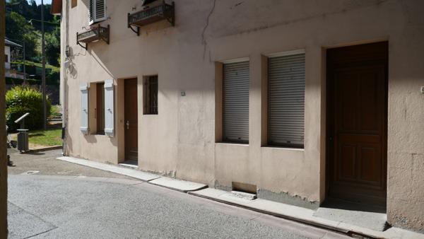 FAVERGES. APPRTEMENT 2 PIECES AVEC DEPENDANCE