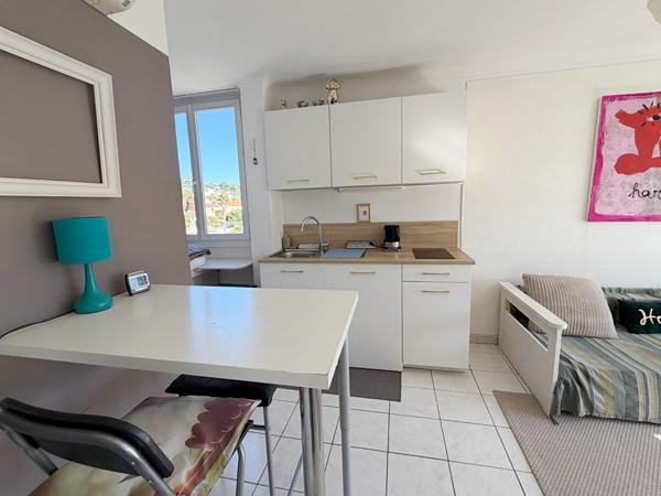 HYERES centre-ville - Appartement T2 - 3eme étage - Balcon - Cave - Parking collectif