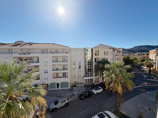 HYERES centre-ville - Appartement T2 - 3eme étage - Balcon - Cave - Parking collectif