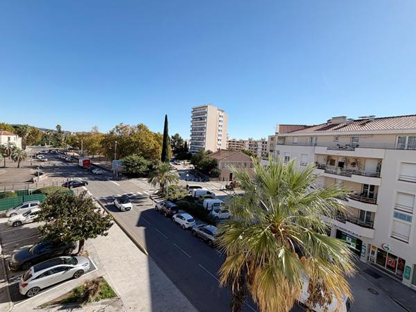 HYERES centre-ville - Appartement T2 - 3eme étage - Balcon - Cave - Parking collectif