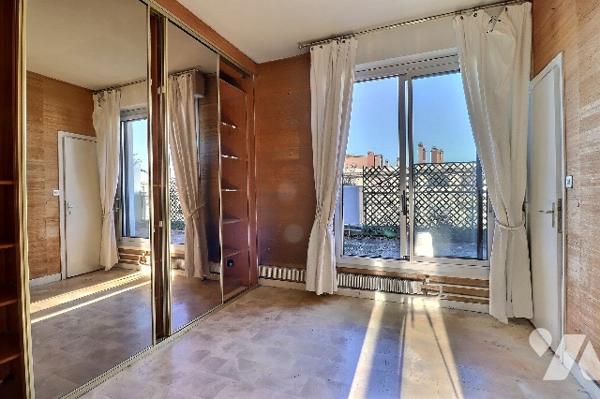 Appartement familial 146 m² 6 pièces dernier étage terrasse 46 m² 2 parkings proche centre-ville