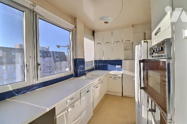 Appartement familial 146 m² 6 pièces dernier étage terrasse 46 m² 2 parkings proche centre-ville