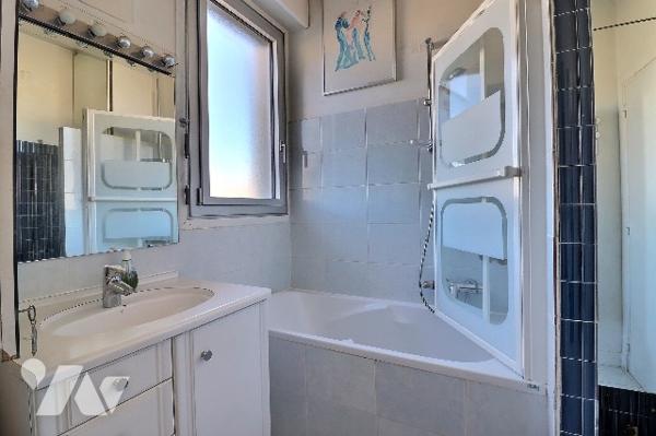 Appartement familial 146 m² 6 pièces dernier étage terrasse 46 m² 2 parkings proche centre-ville