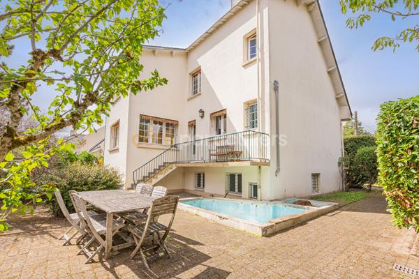 Vente
                Maison205 m² - 9 Pièces -
                    NANTES (44300)